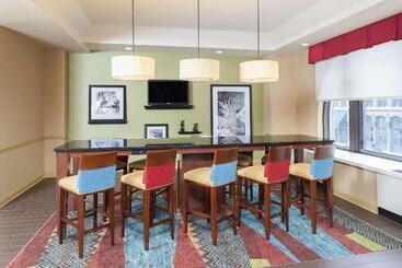 هتل Hampton Inn Indianapolis Downtown Across From Circle Centre