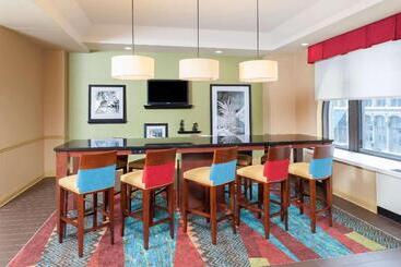 هتل Hampton Inn Indianapolis Downtown Across From Circle Centre