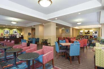 هتل Hampton Inn Indianapolis Downtown Across From Circle Centre