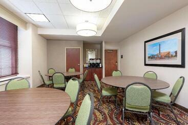 هتل Hampton Inn Indianapolis Downtown Across From Circle Centre