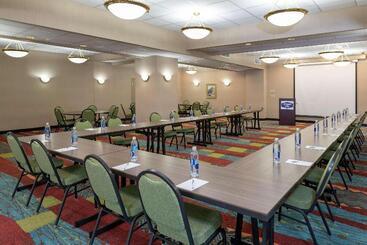 هتل Hampton Inn Indianapolis Downtown Across From Circle Centre