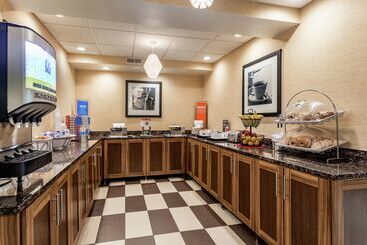 هتل Hampton Inn Milwaukee Airport