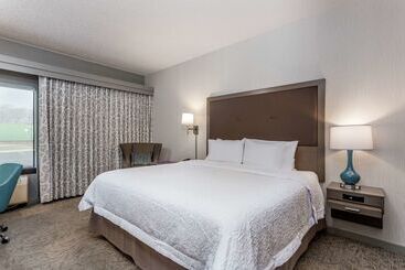 هتل Hampton Inn Milwaukee Airport