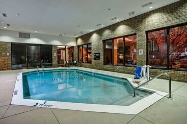هتل Hampton Inn Norfolk Naval Base