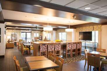هتل Hampton Inn Pensacola Airport