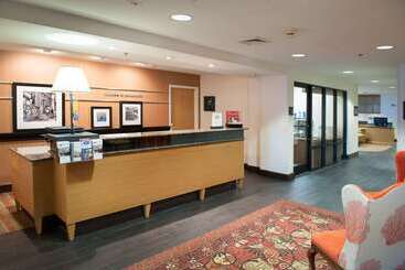 هتل Hampton Inn Pensacola Airport