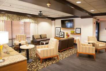 هتل Hampton Inn Pensacola Airport
