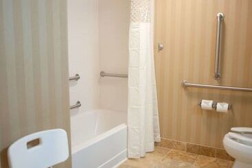 هتل Hampton Inn Pensacola Airport