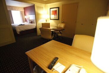هتل Hampton Inn Pensacola Airport