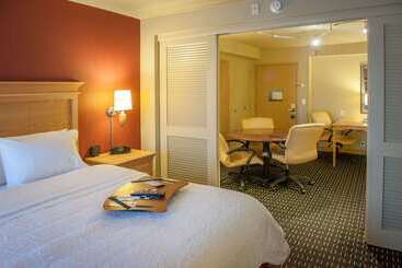 هتل Hampton Inn Pensacola Airport