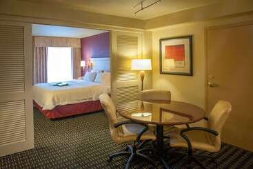 هتل Hampton Inn Pensacola Airport