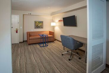 هتل Hampton Inn Pensacola Airport