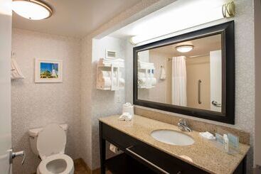 هتل Hampton Inn Pensacola Airport