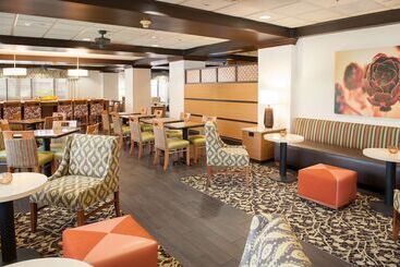 هتل Hampton Inn Pensacola Airport