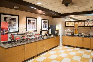 هتل Hampton Inn Pensacola Airport
