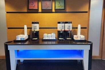 هتل Hampton Inn Pensacola Airport