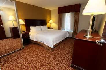 هتل Hampton Inn & Suites Charlottesvilleat The University