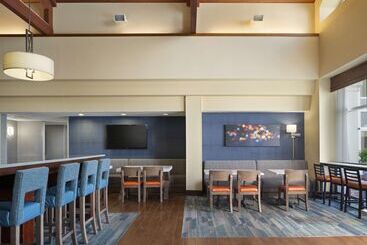 هتل Hampton Inn & Suites Newport News