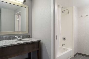 هتل Hampton Inn & Suites Newport News