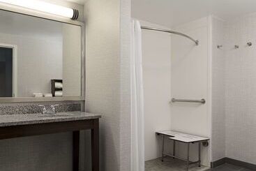 هتل Hampton Inn & Suites Newport News