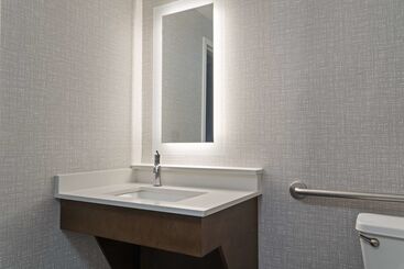 هتل Hampton Inn & Suites Newport News