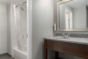 هتل Hampton Inn & Suites Newport News
