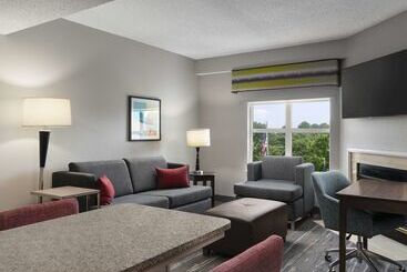 هتل Hampton Inn & Suites Newport News