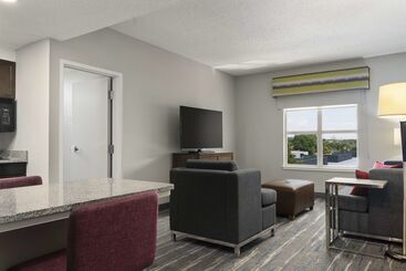 هتل Hampton Inn & Suites Newport News