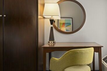هتل Hampton Inn & Suites Newport News