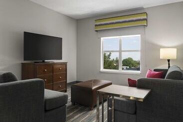 هتل Hampton Inn & Suites Newport News