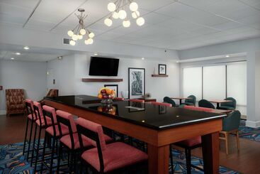 هتل Hampton Inn By Hilton Youngstown West I 80