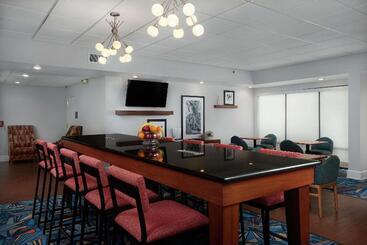 هتل Hampton Inn By Hilton Youngstown West I 80