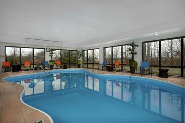 هتل Hampton Inn By Hilton Youngstown West I 80