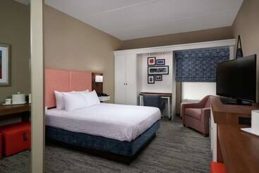 هتل Hampton Inn By Hilton Youngstown West I 80