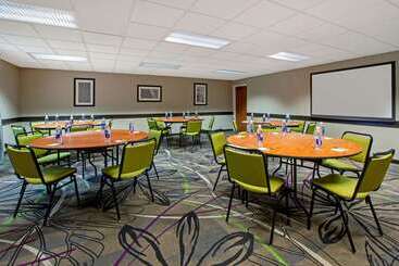 هتل La Quinta Inn & Suites By Wyndham Detroit Metro Airport