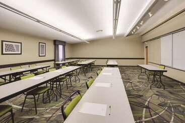 هتل La Quinta Inn & Suites By Wyndham Detroit Metro Airport