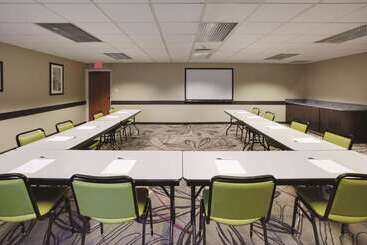 هتل La Quinta Inn & Suites By Wyndham Detroit Metro Airport
