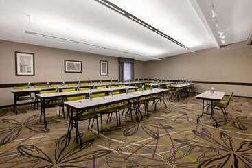 هتل La Quinta Inn & Suites By Wyndham Detroit Metro Airport