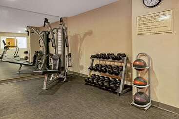 هتل La Quinta Inn & Suites By Wyndham Detroit Metro Airport