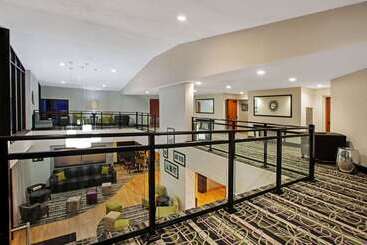 هتل La Quinta Inn & Suites By Wyndham Detroit Metro Airport