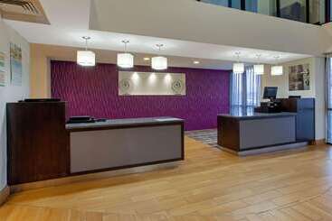 هتل La Quinta Inn & Suites By Wyndham Detroit Metro Airport
