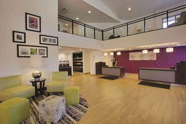 هتل La Quinta Inn & Suites By Wyndham Detroit Metro Airport