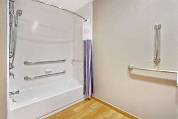 هتل La Quinta Inn & Suites By Wyndham Detroit Metro Airport
