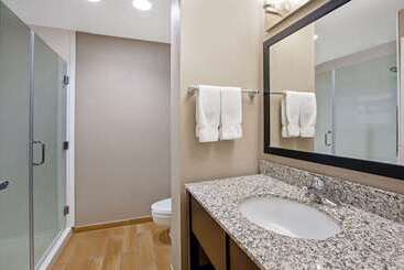 هتل La Quinta Inn & Suites By Wyndham Detroit Metro Airport