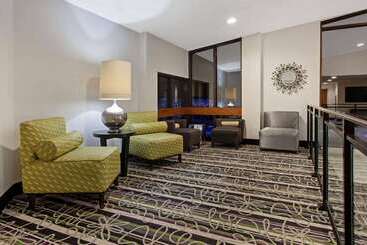 هتل La Quinta Inn & Suites By Wyndham Detroit Metro Airport