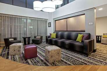 هتل La Quinta Inn & Suites By Wyndham Detroit Metro Airport