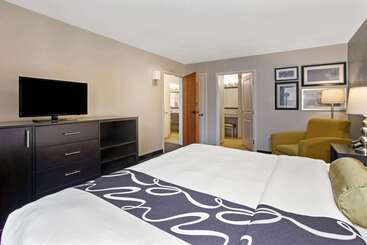 هتل La Quinta Inn & Suites By Wyndham Detroit Metro Airport