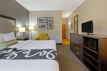 هتل La Quinta Inn & Suites By Wyndham Detroit Metro Airport