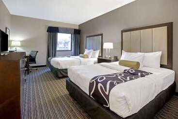 هتل La Quinta Inn & Suites By Wyndham Detroit Metro Airport