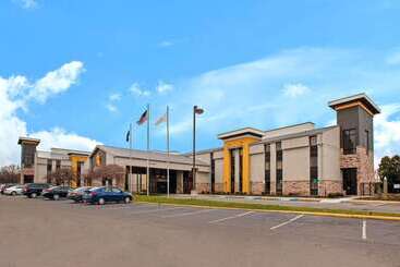 هتل La Quinta Inn & Suites By Wyndham Detroit Metro Airport